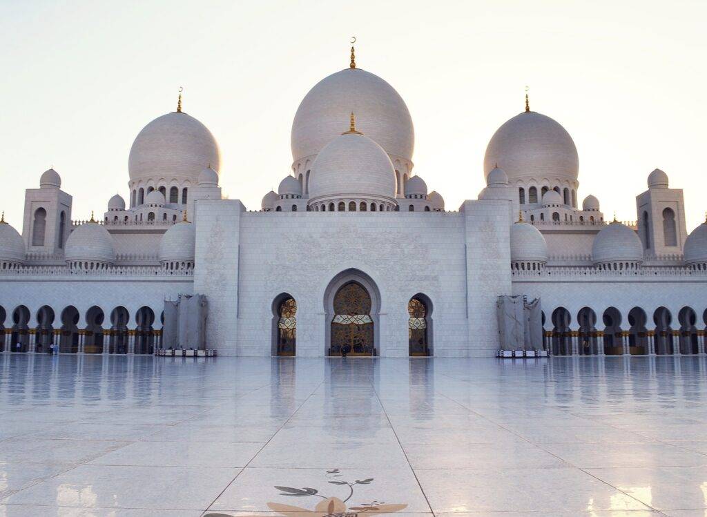 Abu Dhabi vs. Dubai: Which Emirate is Right for You